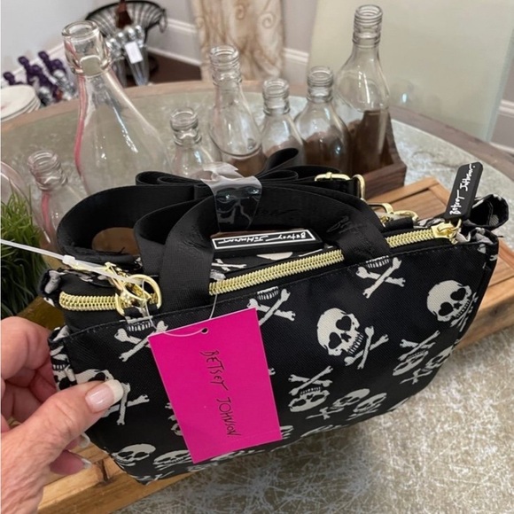BETSEY JOHNSON BLACK SKULL INSULATED LUNCH TOTE NWT - Picture 4 of 10
